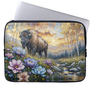 Amerikanischer Bison im blumigen Bergtal Laptopschutzhülle
