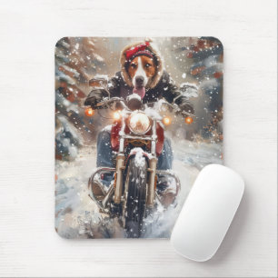 Amerikanischer English Foxhound fährt mit dem Fahr Mousepad