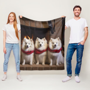 Amerikanischer Eskimo am Kamin Weihnachten Fleecedecke