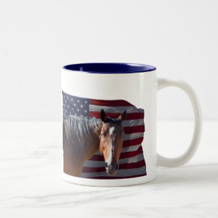 Amerikanischer Quarterhorse und Flagge - Zweifarbige Tasse