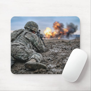 Amerikanischer Soldat zielt mit einem Gewehr Mousepad