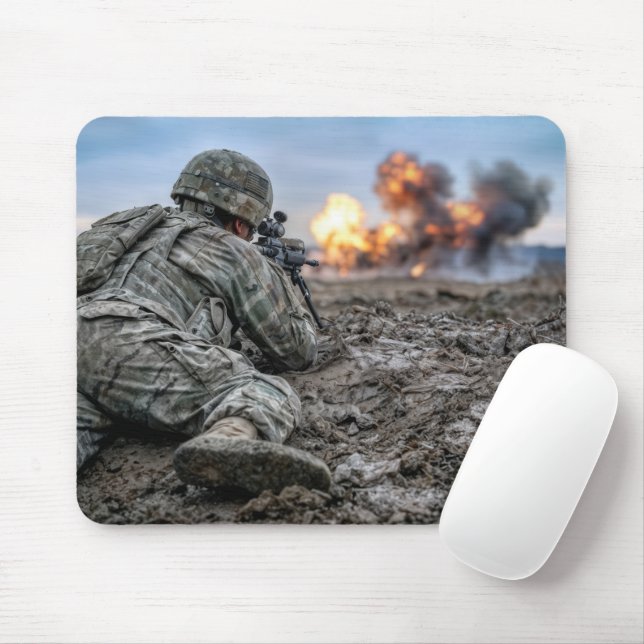 Amerikanischer Soldat zielt mit einem Gewehr Mousepad (Mit Mouse)