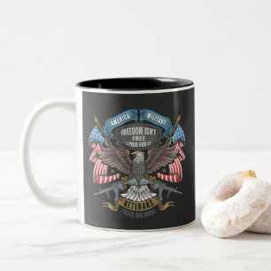 Amerikanisches Militär mit Flaggen und Adler Zweifarbige Tasse