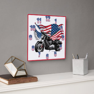 Amerikanisches Motorrad mit einer Flagge im Hinter Quadratische Wanduhr