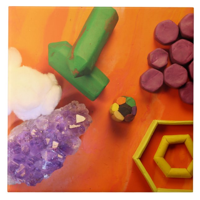 Amethyst Hexagons Kristalle mit Clay Companies Fliese (Vorderseite)