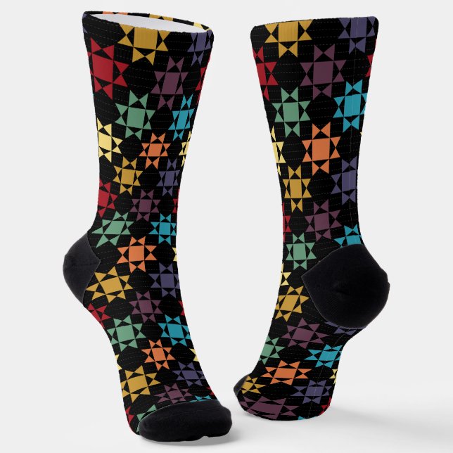 Amish Quilt Print Bright Colors on Black Gemustert Socken (Gewinkelt)