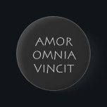 Amor Omnia Vincit Button<br><div class="desc">Amor Omnia Vincit. Liebe erobert alle. Ein lateinisches Zitat von Weisheit und Philosophie,  das heute noch gültig und wahr ist.</div>