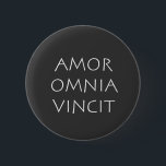 Amor Omnia Vincit Button<br><div class="desc">Amor Omnia Vincit. Liebe erobert alle. Ein lateinisches Zitat von Weisheit und Philosophie,  das heute noch gültig und wahr ist.</div>