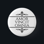 Amor Vincit Omnia - Liebe erobert alle Button<br><div class="desc">Amor Vincit Omnia ist ein lateinischer Begriff,  der Liebe Conquers All bedeutet. Das ist das perfekte Geschenk für einen geliebten Menschen!</div>