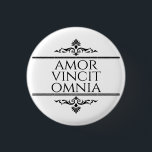 Amor Vincit Omnia - Liebe erobert alle Button<br><div class="desc">Amor Vincit Omnia ist ein lateinischer Begriff, der Liebe Conquers All bedeutet. Das ist das perfekte Geschenk für einen geliebten Menschen!</div>