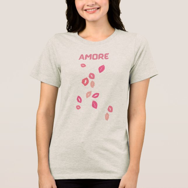 Amore Kiss Print Tri-Blend Shirt (Vorderseite)