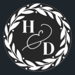 Ampersand Paare Initials Wreath Wedding Runder Aufkleber<br><div class="desc">Handgezeichnet Kranz mit zwei Initialen und Ampersand</div>