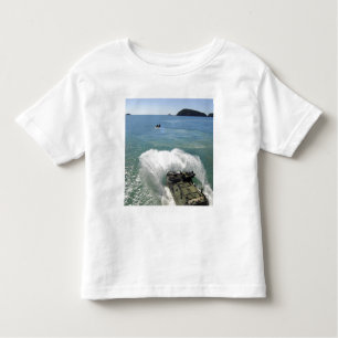 Amphibienfahrzeuge verlassen das Brunnendeck Kleinkind T-shirt