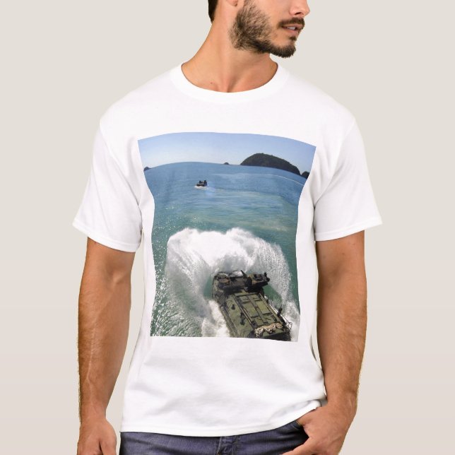 Amphibienfahrzeuge verlassen das Brunnendeck T-Shirt (Vorderseite)