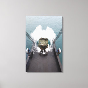 Amphibische Angriffsfahrzeuge gehen vom USNS aus Leinwanddruck