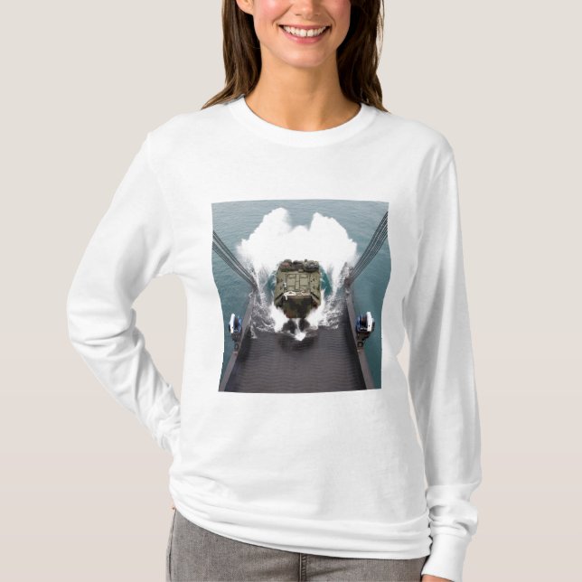 Amphibische Angriffsfahrzeuge gehen vom USNS aus T-Shirt (Vorderseite)