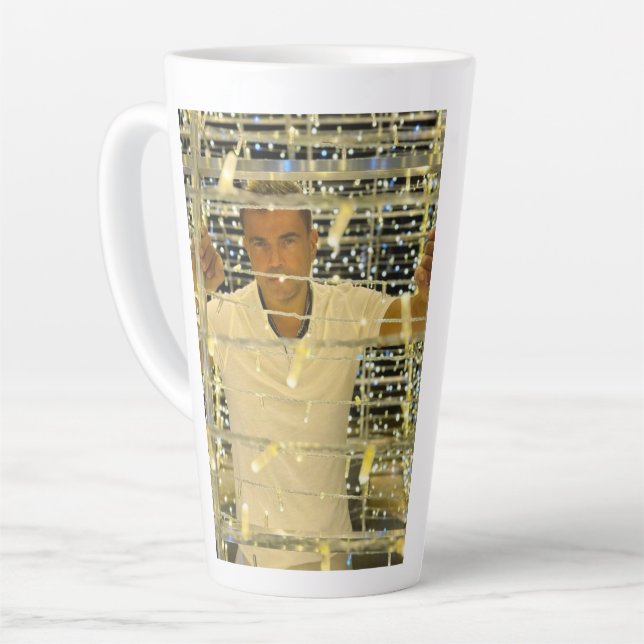 Amr Diab Milchtasse (Linke Ecke)