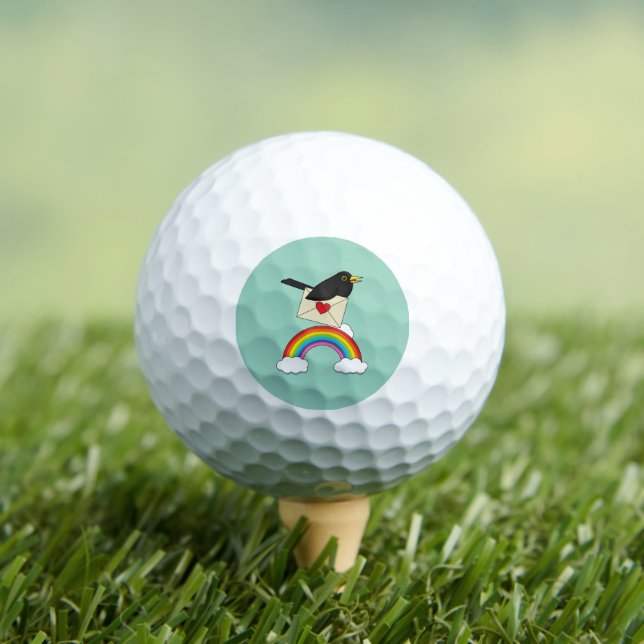 Amsel fliegt über den Regenbogen mit Brief  Golfball (Insitu T-Shirt)