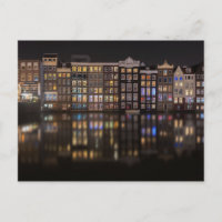 Amsterdam-Häuser mit bunten Lichtern in der Nacht