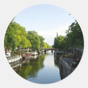 Amsterdam-Kanal mit Booten und Brücke Runder Aufkleber