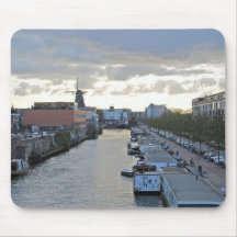 Amsterdam-Kanal und Windmühle bei Sonnenuntergang