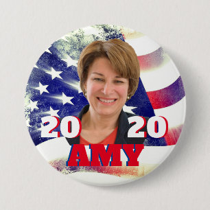 Amy Klobuchar Porträt im Rot, im Blau und im Wei Button