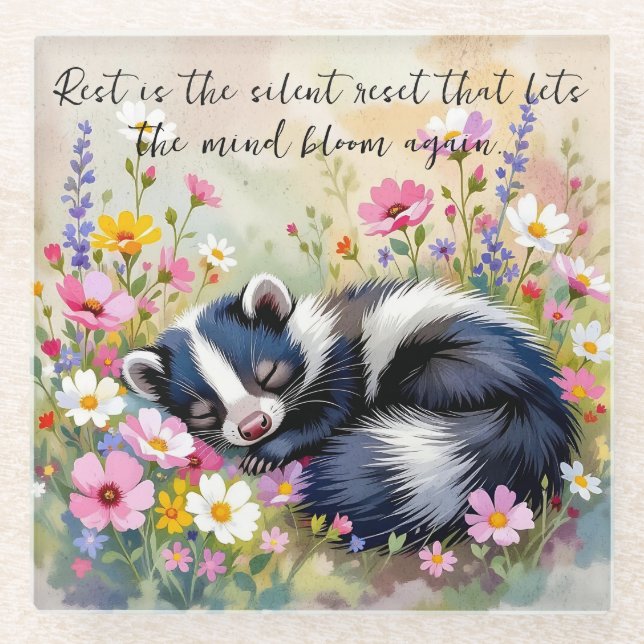 An Adorable Skunk Napping in Flowers and Quote Glasuntersetzer (Vorderseite)