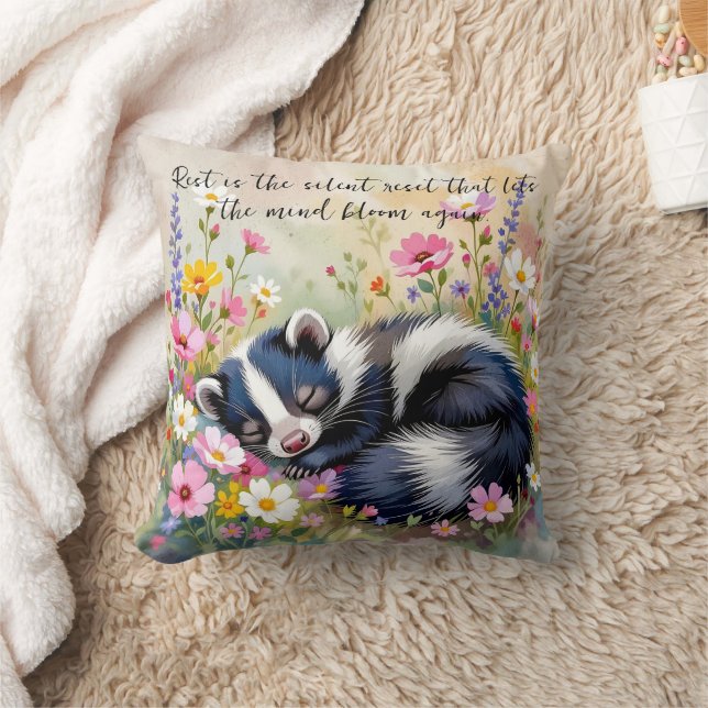 An Adorable Skunk Napping in Flowers and Quote Kissen (Decke)