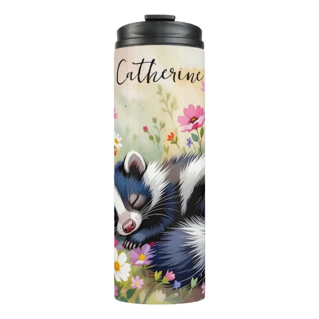 An Adorable Skunk Napping in Flowers Personalized Thermosbecher (Vorderseite)