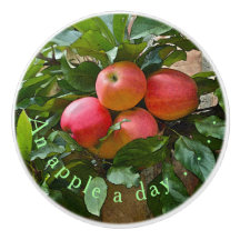 "AN APPLE A DAY"./KLUSTER VON APPLES