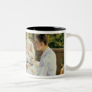 An der Tee-Tabelle 1888 Zweifarbige Tasse