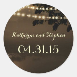 An der Wasserfront erhitzen Rustikale Lichter Bäum Runder Aufkleber