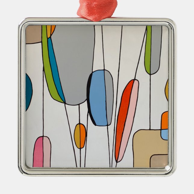 An einem Thread-Ornament hängen Ornament Aus Metall (Vorne)