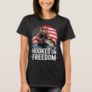 An Freiheit gewöhnter patriotischer Bär fischt ame T-Shirt