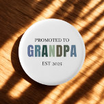 An Großvater EST 2025 befördert Button<br><div class="desc">Feiern Sie die große Werbeaktion mit diesem stilvollen Promoted to Opa EST 2025 Button! Dieses minimalistische und moderne Button ist in einer sauberen, neutralen Farbpalette gestaltet und eignet sich ideal für Babyankündigungen, Gender-Enthüllungen-Party oder den alltäglichen Opa-Stolz. Ein nachdenklicher und preisgünstiger Sake für bald zu erwartende Großväter - fügen Sie ihn...</div>