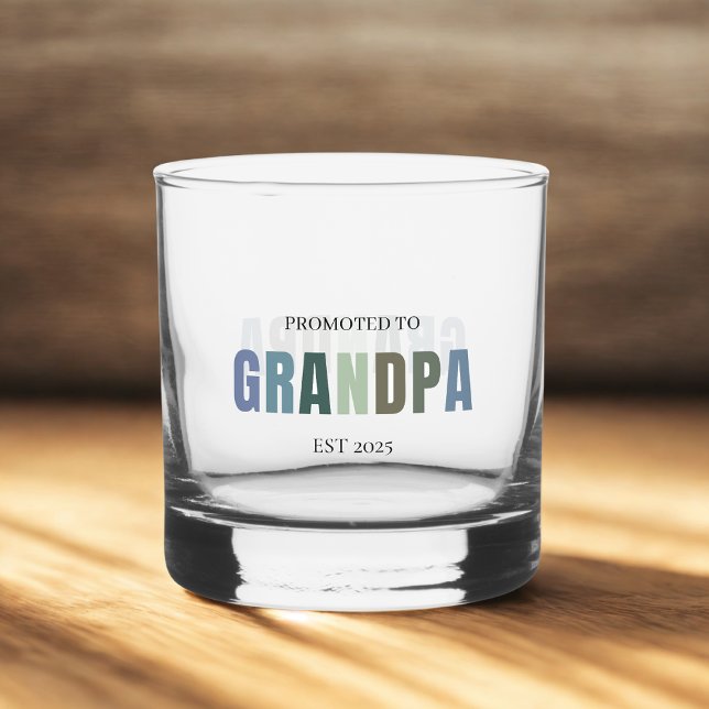 An Großvater EST 2025 befördert | Personalisiert Whiskyglas (Von Creator hochgeladen)