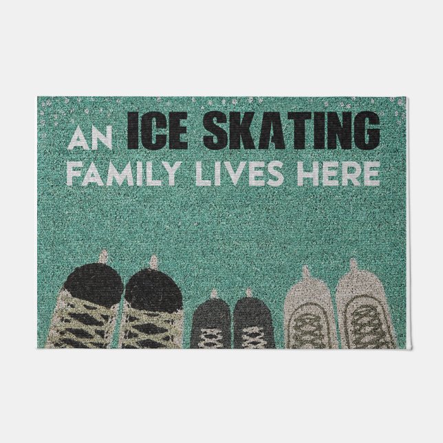 An Ice Skating Family Lives Here Fußmatte (Vorderseite)
