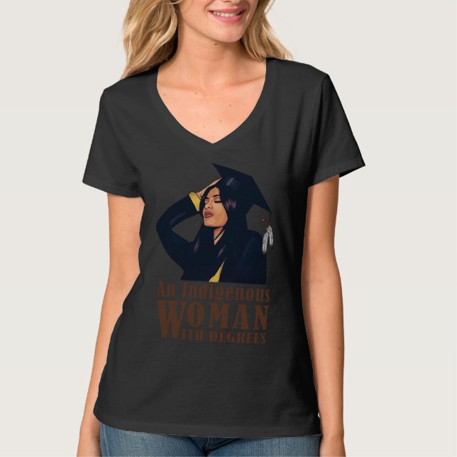 An Indigenous Woman With Degrees T-Shirt (Vorderseite)