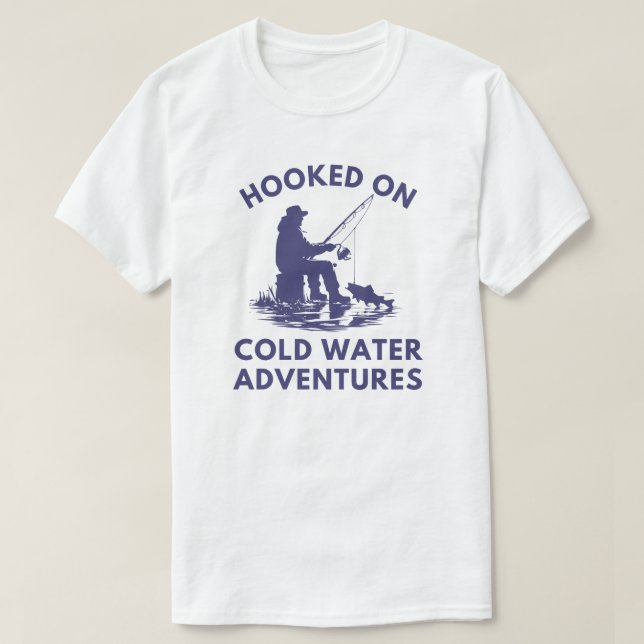 An kalten Wasserabenteuern hängen | Eisfischerei T-Shirt (Design vorne)