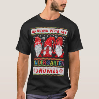 An meinem Kindergarten hängen Gnomies Ugly Sweater T-Shirt