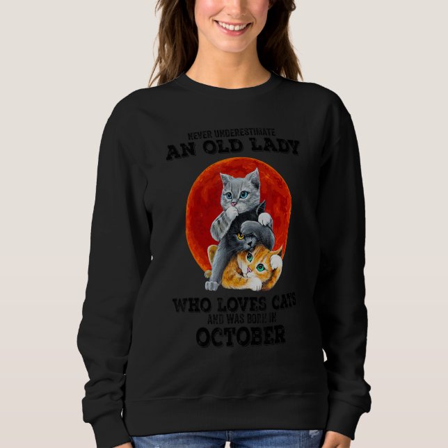 An Old Lady Who Loves Cats And Was Born In October Sweatshirt (Vorderseite)