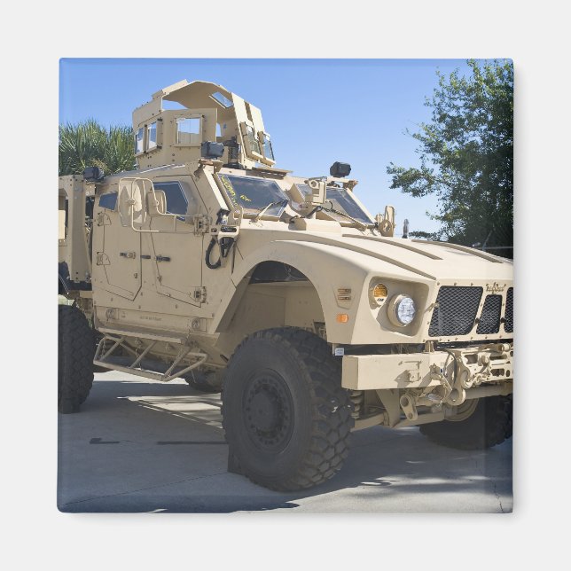 An Oshkosh M-ATV Magnet (Vorne)