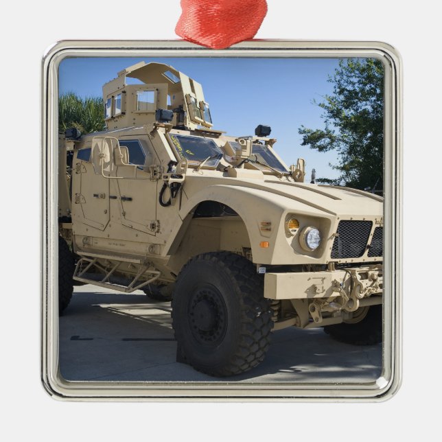 An Oshkosh M-ATV Silbernes Ornament (Vorne)