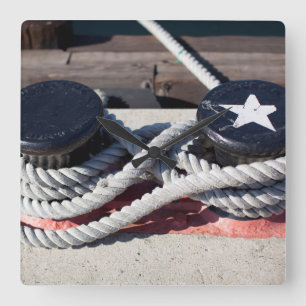 An zwei Pollen geklebter Seil Quadratische Wanduhr