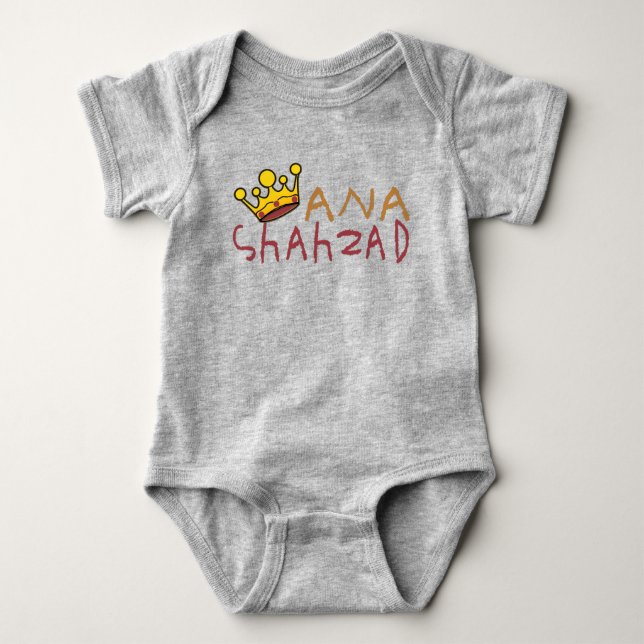 ANA SHAHZAD BABY STRAMPLER (Vorderseite)