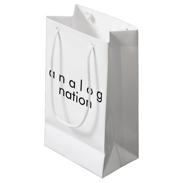 Analog Nation White Kleine Geschenktüte (Vorderseite Schrägansicht)