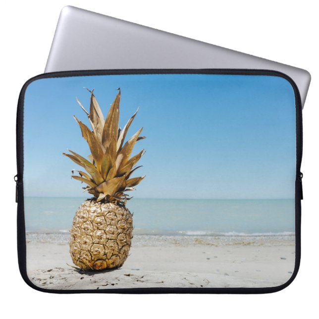Ananas-Ananas-Früchte am Meer Laptopschutzhülle (Vorderseite)