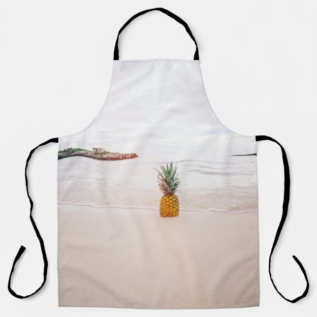 Ananas auf Sand am Strand Schürze (Vorderseite)