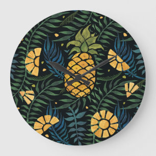Ananas, Blätter aus Palmen: tropisches Muster. Große Wanduhr