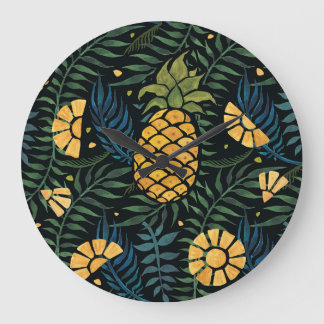 Ananas, Blätter aus Palmen: tropisches Muster. Große Wanduhr